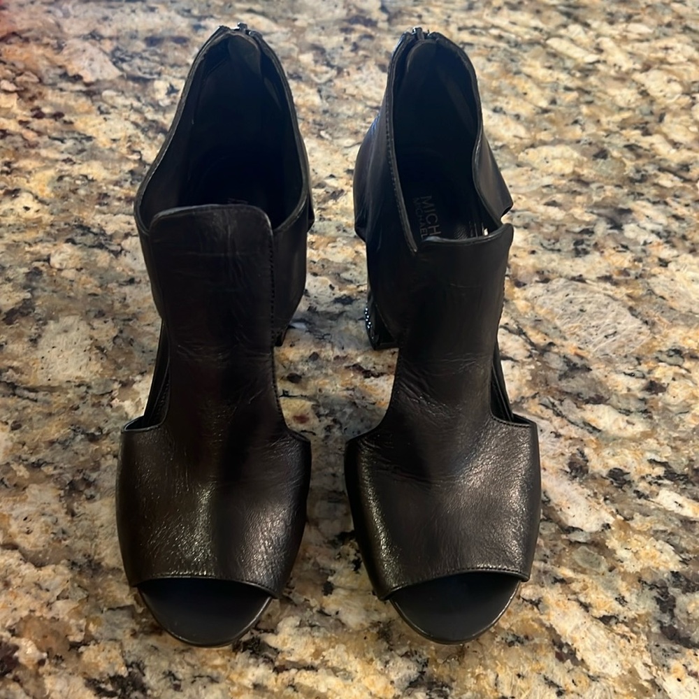 Michal Kors Black all leather shoes, size 6. Easy on/off zippered back.
